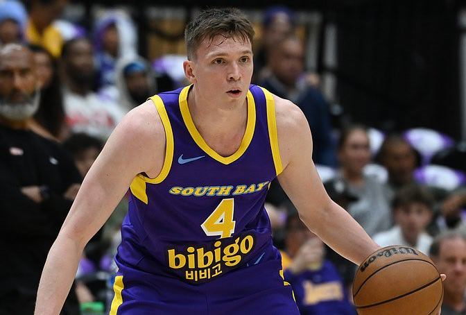 湖人从发展联盟召回了巴夫金和克内克特，季后赛里詹姆斯要带着他们打森林狼或者火箭了