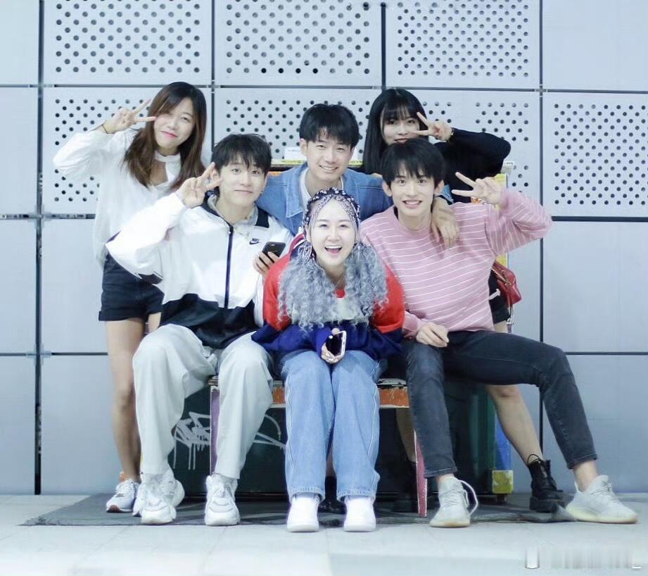 19年的常华森和他的朋友们，那时候好稚嫩啊！ 