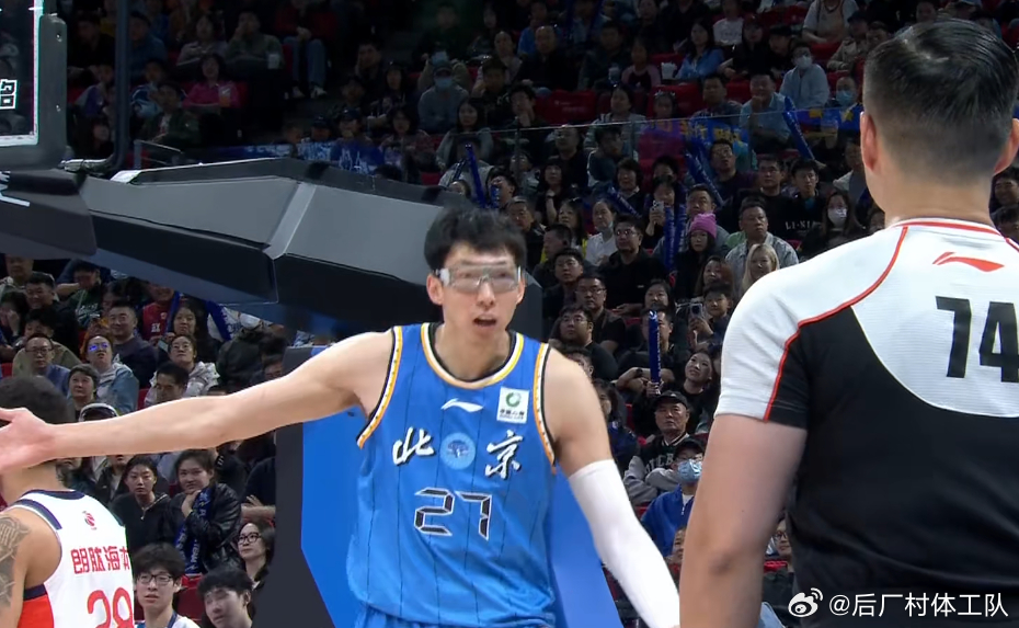 北京男篮战胜龙狮男篮 北京男篮今天主场作战，陈盈骏、周琦、方硕全被罚下，挺有意思
