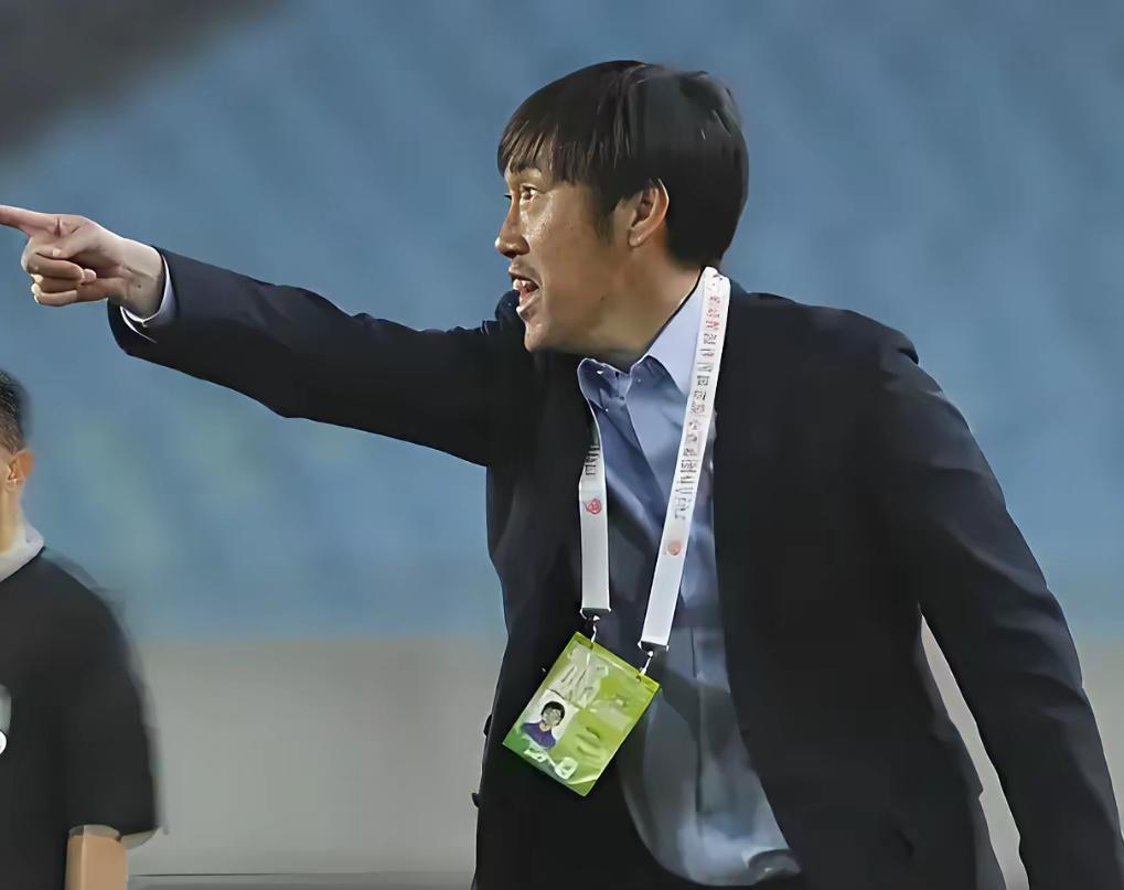 中国足球对外教的盲目依赖，与对本土智慧的轻视形成鲜明对比。高洪波深耕本土三十余年
