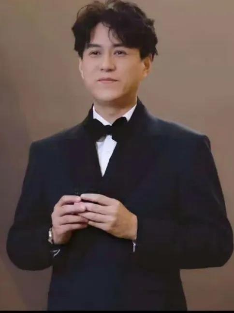 靳东的演艺生涯有哪些经典作品靳东的滨艺生涯经典作品，有温暖的一家人，闯关东，日出