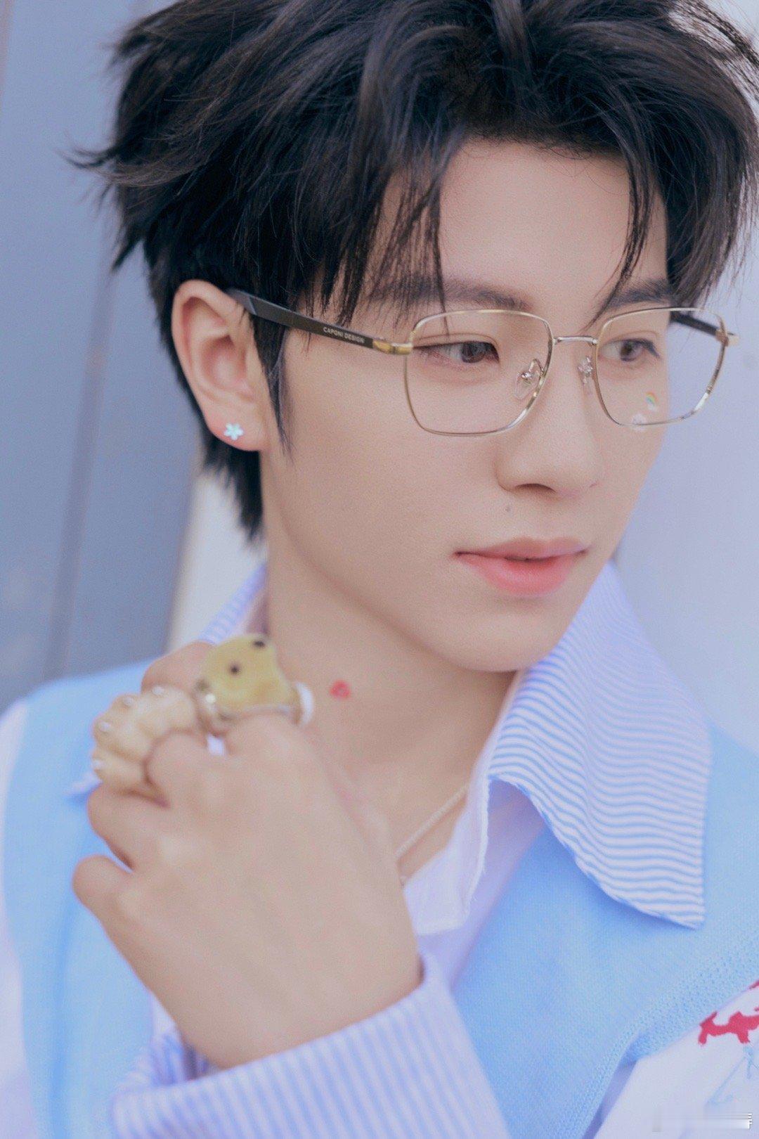 黄誉博 美甲 发现宝藏指甲！黄誉博的指尖派对太会玩，糖果色打底叠加创意彩绘，仿佛