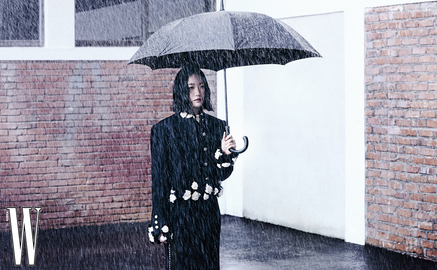 韩版W四月刊封面大片，香奈儿女郎金高银演绎2026春夏高级成衣系列。春雨漫过首尔