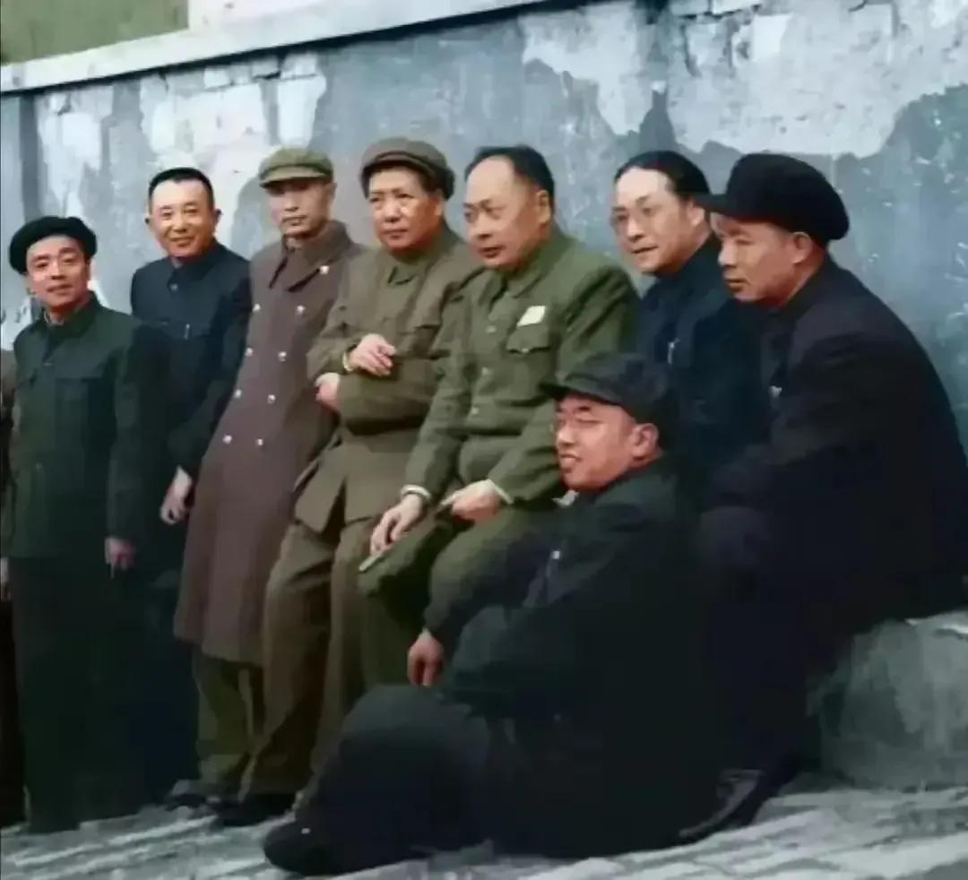 这是一张珍贵的照片，记录了毛主席和陈老总等人不拘小节，平易近人。
照片中，毛主席