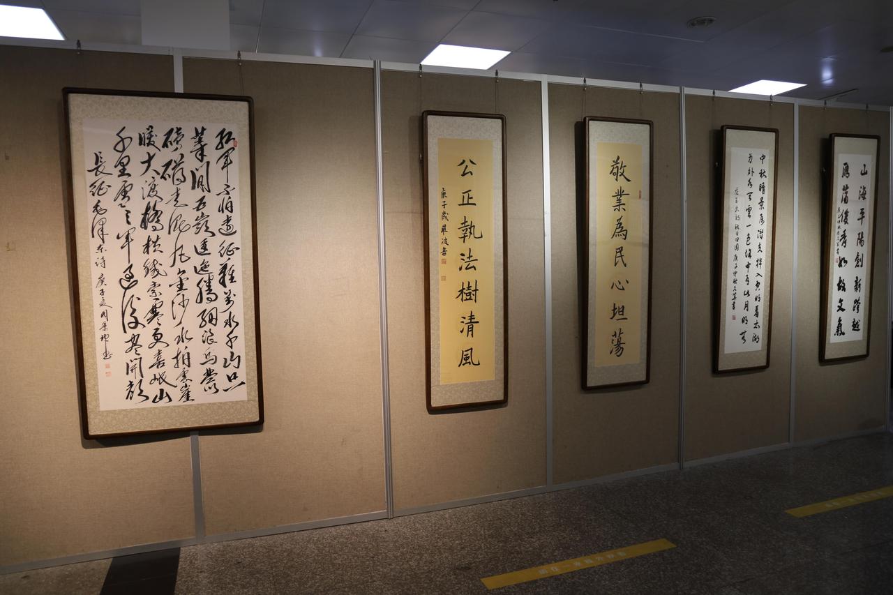 一件楷书楹联书法作品，献丑于浙江平阳县视觉艺术展览厅