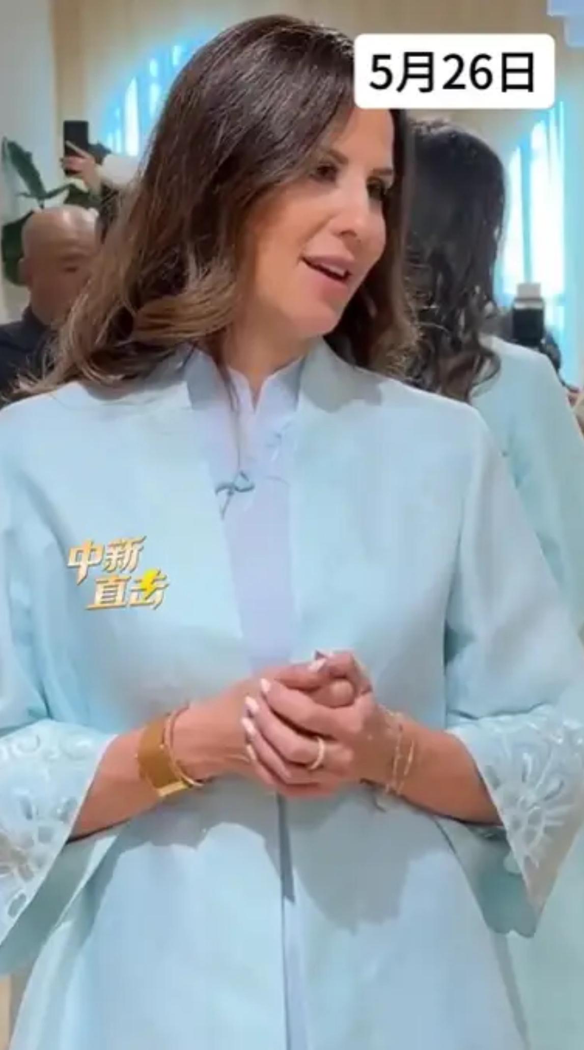 武契奇夫人塔玛拉万万没想到 

就在她试穿旗袍之后 网友们竟强烈要求，让她所逛的
