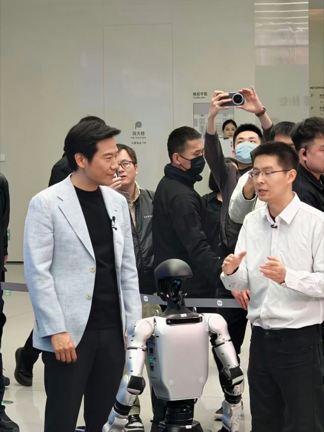 这么多车企大佬来小米发布了。宇树王兴兴现身小米发布会