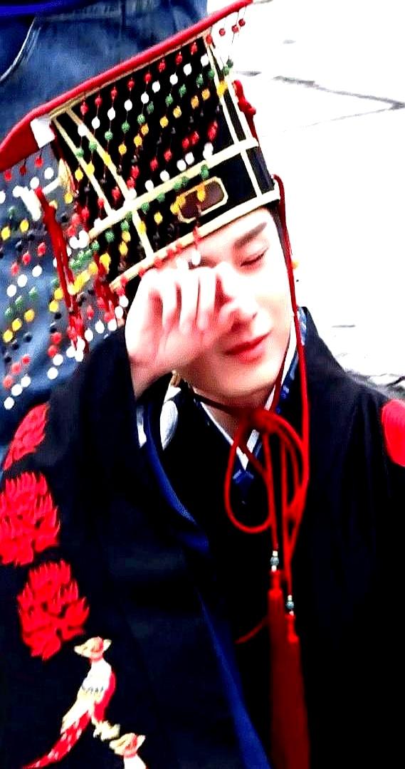 没宣发，没假日，两万人堵死横店，就为看他一眼。
 

他穿着龙袍，刚拍完登基大戏