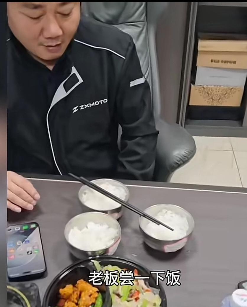 应该这样说
工厂没有一个老板会关心到这个米饭问题，张总是第一人，不是吃饱的问题，