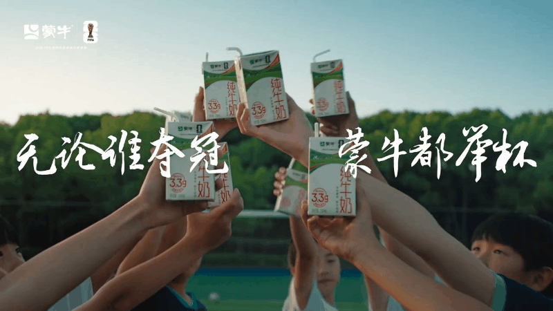 一个广告拍出了球迷的心声 终场哨响，看台上有人沉默，有人还在鼓掌。老将慢慢走过草
