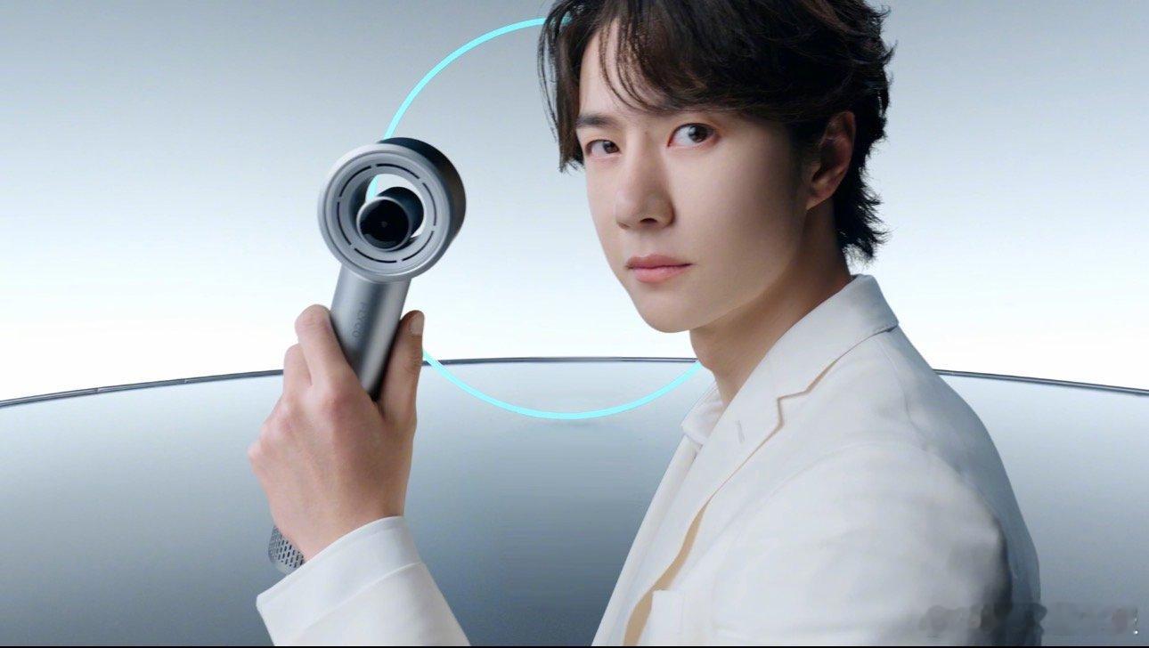 王一博控温也控场 自信的底气，从来都是双向奔赴的适配！王一博最新短片从容驾驭舞台