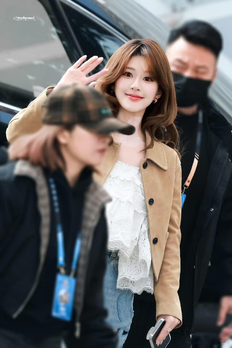 赵露思今日脱口秀综艺录制路透这个卷发造型美萌💌 