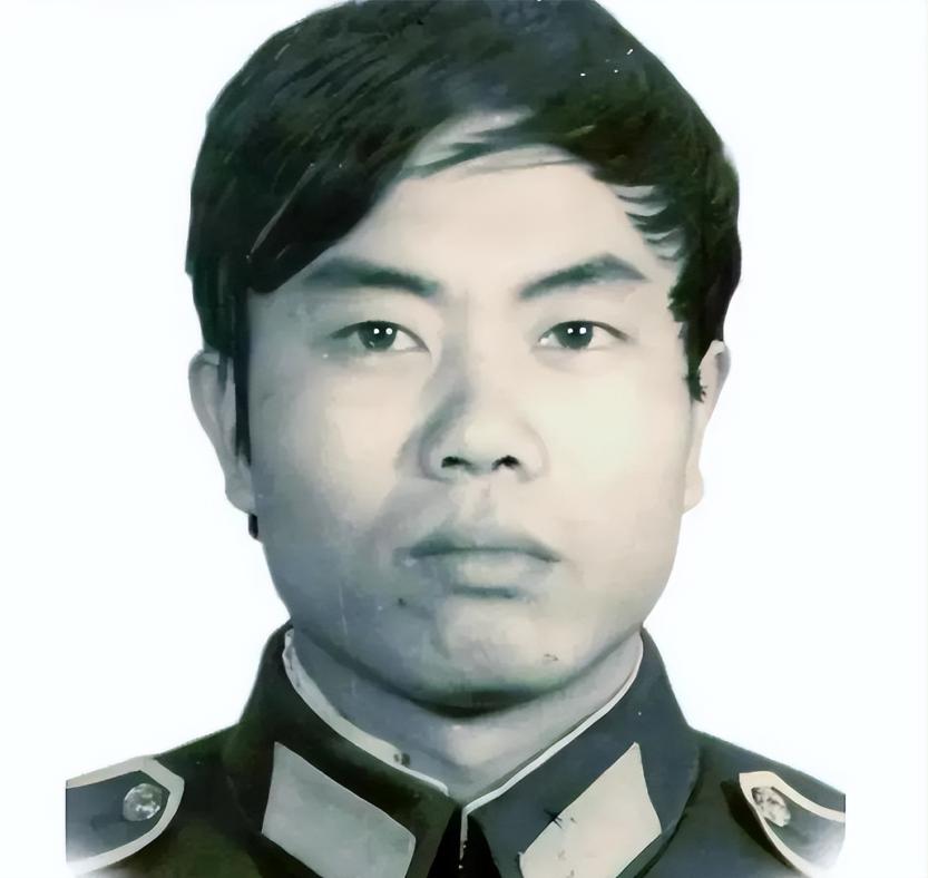 “真是警察中的败类！”1987年，一个名叫陈建军的警察，竟然纹身、打牌、赌博还打