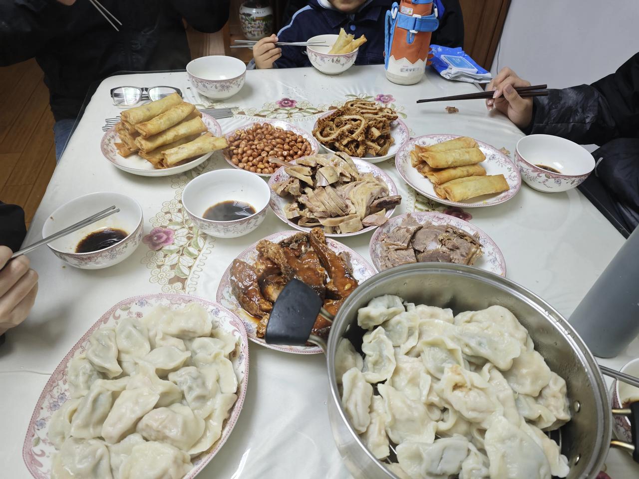 #晒出你家的新年饺子# 饺子和春卷，太好吃了！