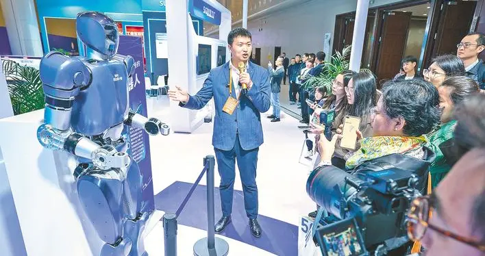 武汉团队打造出全球首个重载直膝人形机器人“大壮”