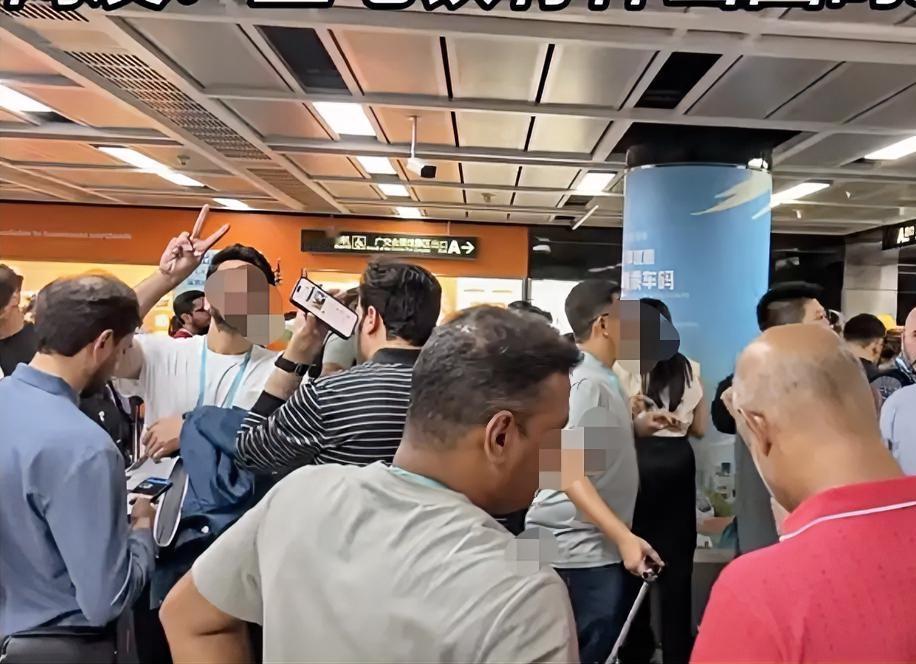 你发现没？现在出行乘坐地铁，站台和车厢全是外国友人，令广州人觉得自己好像在国外一