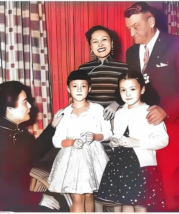 1950年，陈纳德和陈香梅，到宋美龄家做客时，留下的一张老照片，镜头中的他们看起