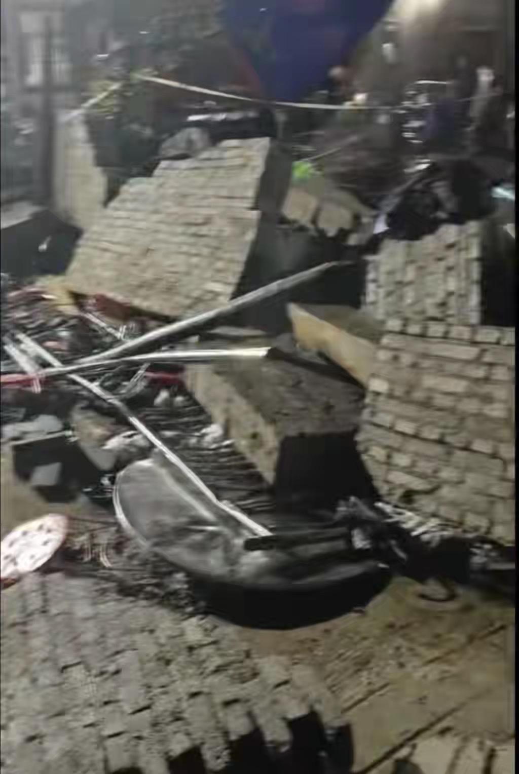 人间惨案！
云南昭通一村民办丧事时，发生围墙倒塌，造成6人死亡。
据悉，办丧事的