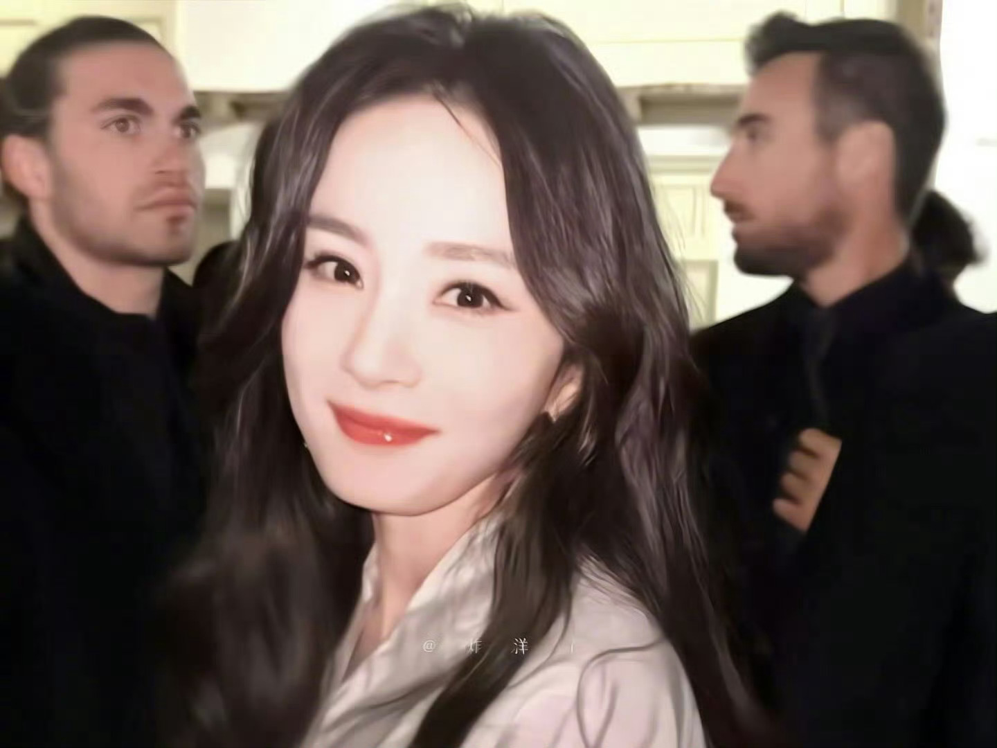 Prada代言人杨幂美女们对我眼睛很友好呀，而且美女之间的惺惺相惜，展现了女孩子