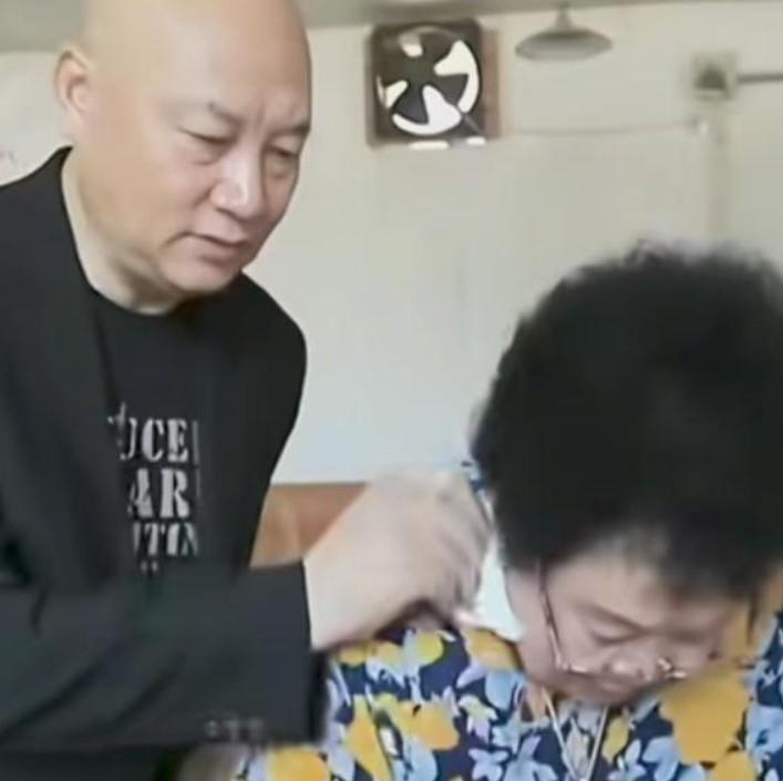 陈丽华因病离世之后，迟重瑞介绍楼盘面带笑容还被网暴！这是真离谱啊！

迟重瑞先生