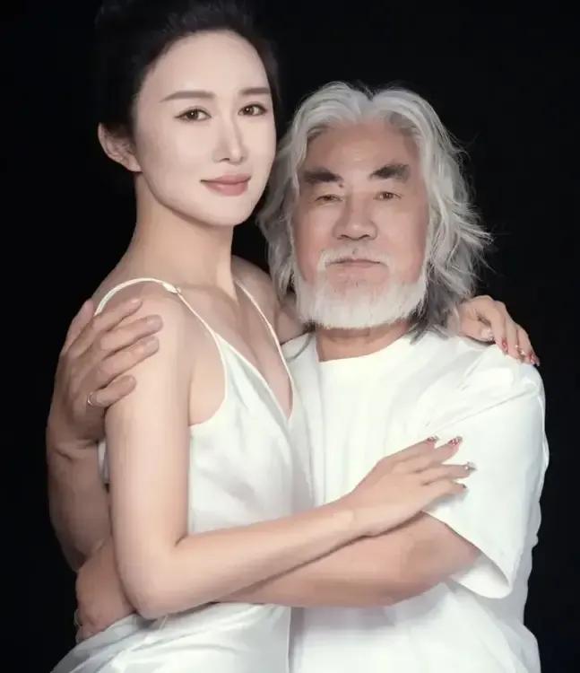 小老公31岁的女博士杜星霖和张导合影，张导已然74岁了，却还是童心未泯，宝刀未老