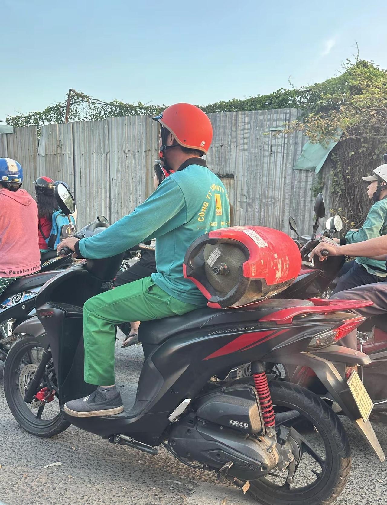 我很好奇！为啥不用绑也不掉呢？😂😂😂摩托车🏍 万万没想到