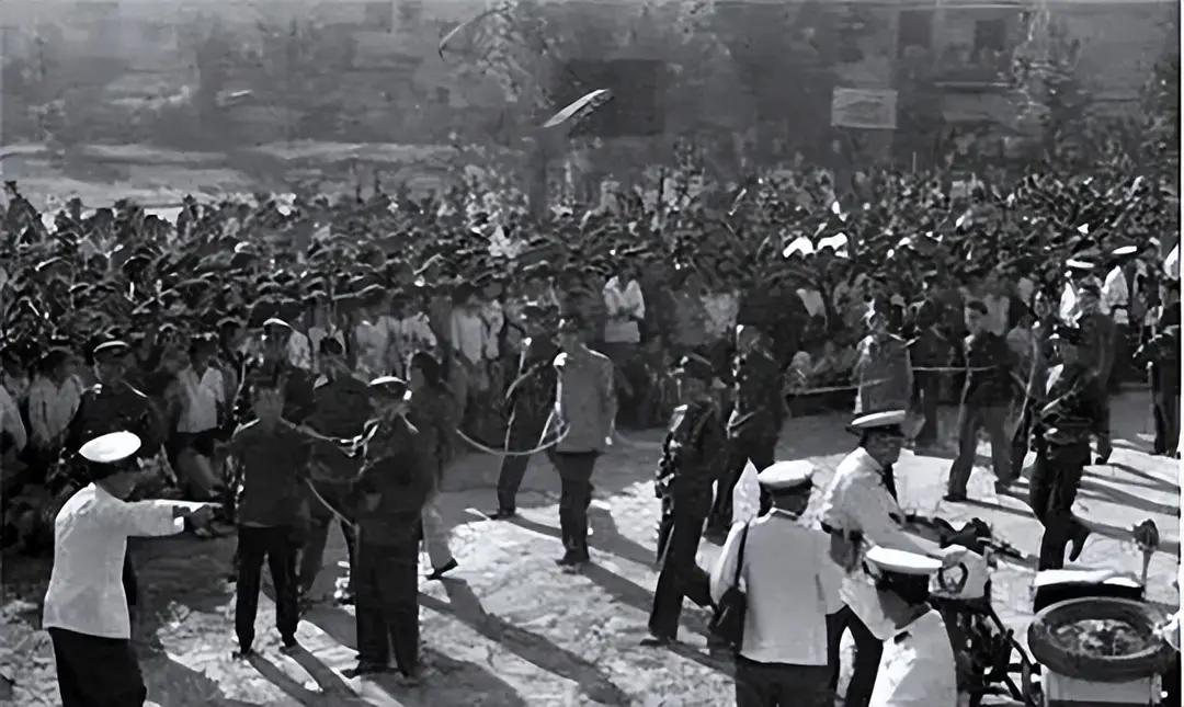 你经历过1983年严打吗？以下这张照片就是严打期间罪犯游街的场面，当时全国各地开