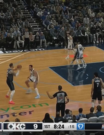 威少的抢断反击一条龙依旧犀利，这球他精准判断了亚历山大的接球位置，提前一步切入，