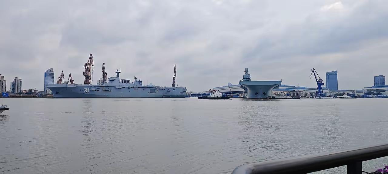 双舰同框，31号海南舰欢送51号四川舰二次海试。