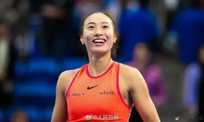 【女王的笑容】郑钦文的脸上，绽放出发自内心的笑容，她夺冠了。在WTA500东京站