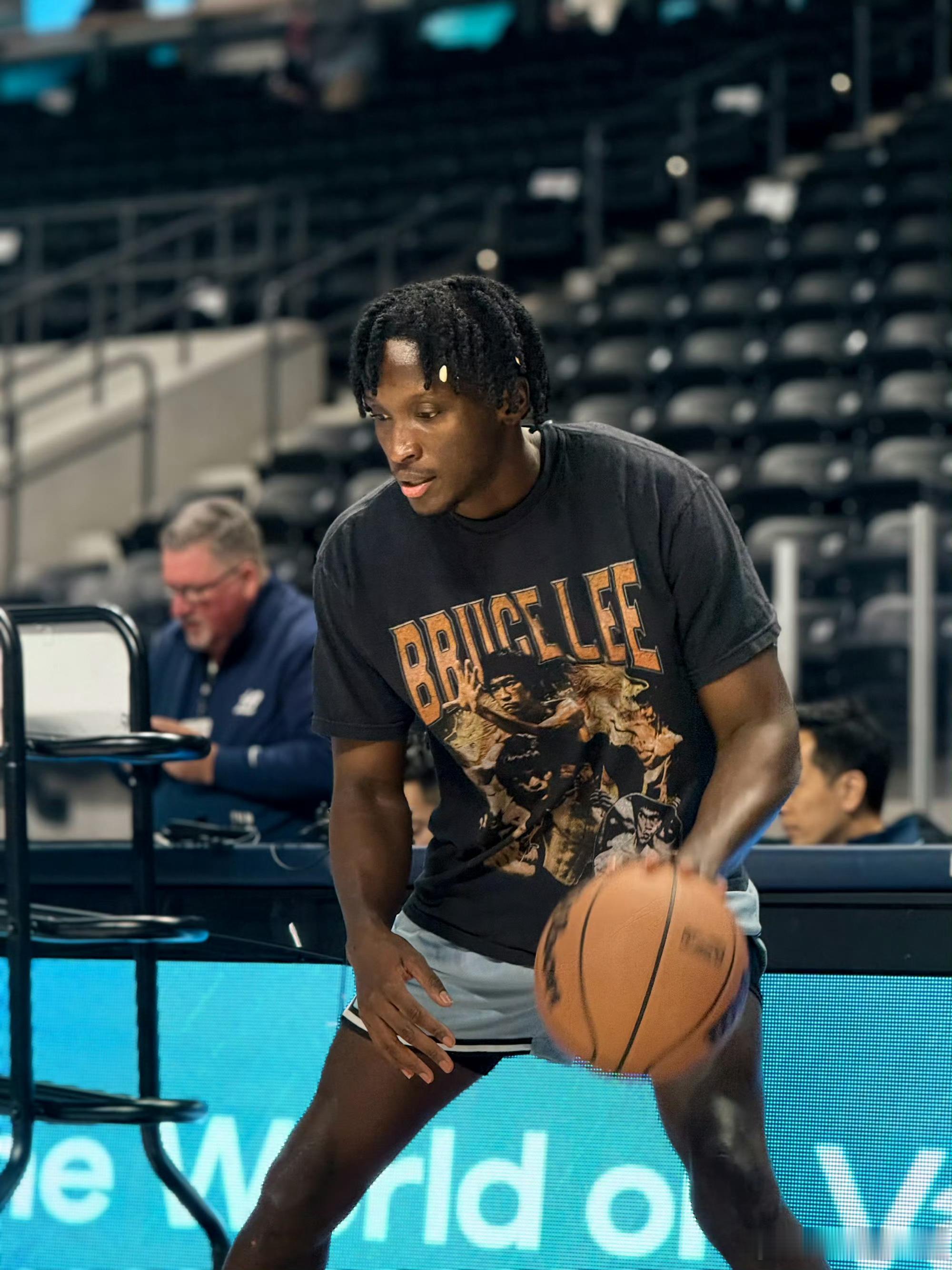 牛！NBA季前赛龙狮vs快船 广州龙狮半场64:69仅落后全主力出战的快船5分！