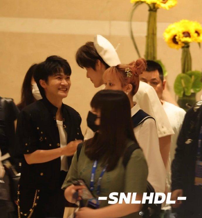 #周深演唱会后解锁新造型# 周深穿着黑色夹克出现啦，那身形和气质，真的太绝了，期