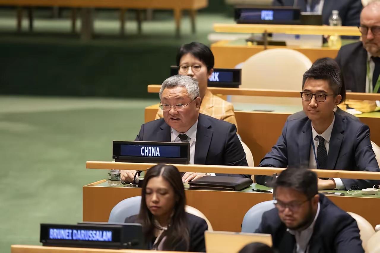 联合国大门朝哪儿开，中国比谁都清楚。会费账单从来准时飘过来，催缴通知比闹钟还灵。