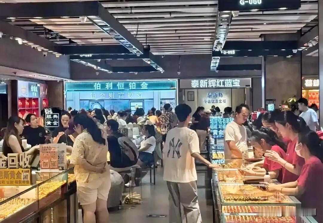 黄金一天涨四五十块，水贝那边人挤人，买涨不买跌这话真没错。

昨天涨40多，今天