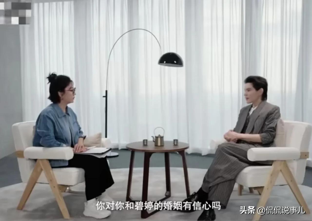 知儿莫若母，向太一语说中向佐缺陷。
向太说最不放心向佐，因为他很容易被骗。果然在