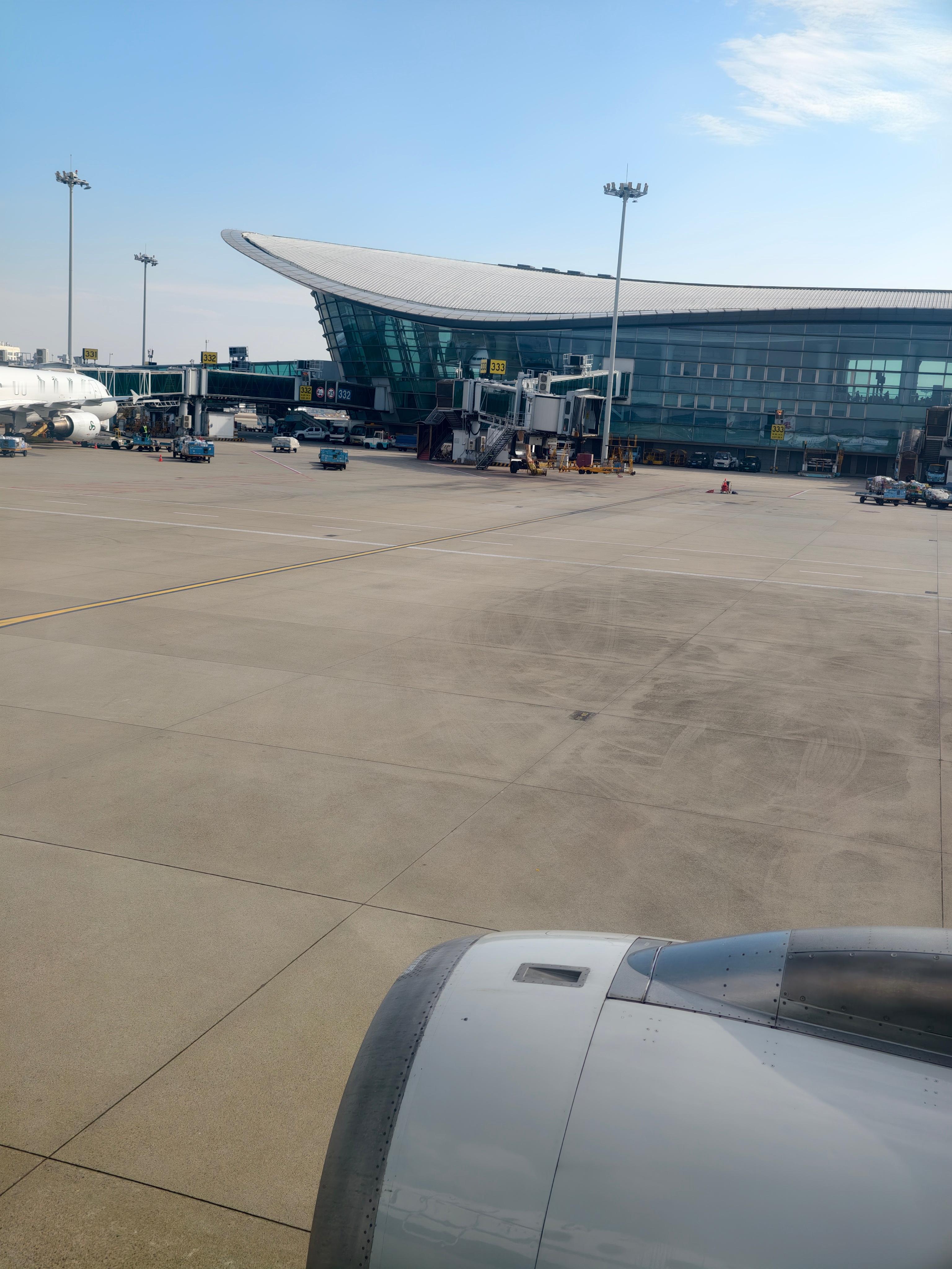 飞机还没起飞，坐我旁边的大叔开始睡觉，打呼声很大，我应该怎么办？ 