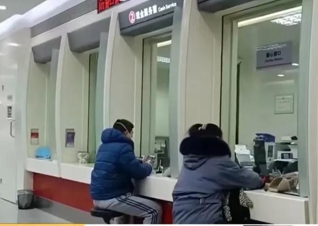 “钱多也烦恼！”北京一女子收到28万转账，对方称转错希望归还。女子咨询银行无果后