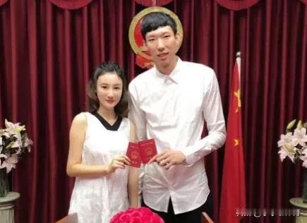 其实联盟的所有球员中仅有周琦一位聪明人，当初为了离开新疆不惜赌上自己的职业生涯，