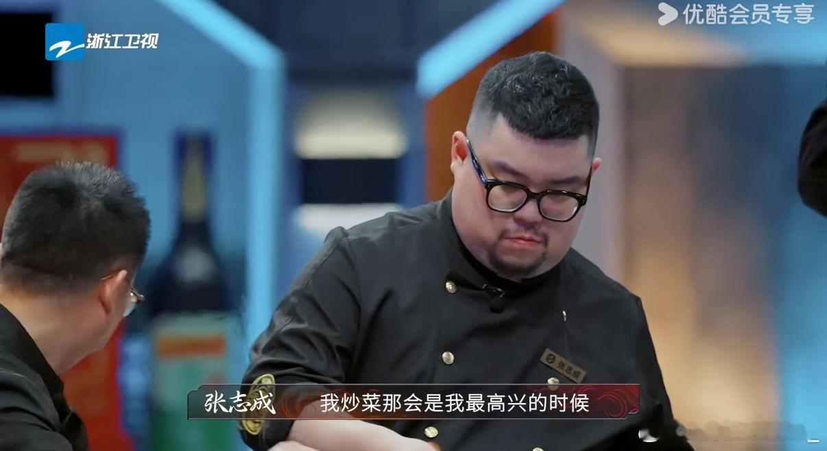 黑麒麟小胖半小时连炒11锅宫保鸡丁炙热游戏百厨大战铁锅翻飞间百人份香气炸裂，猛火