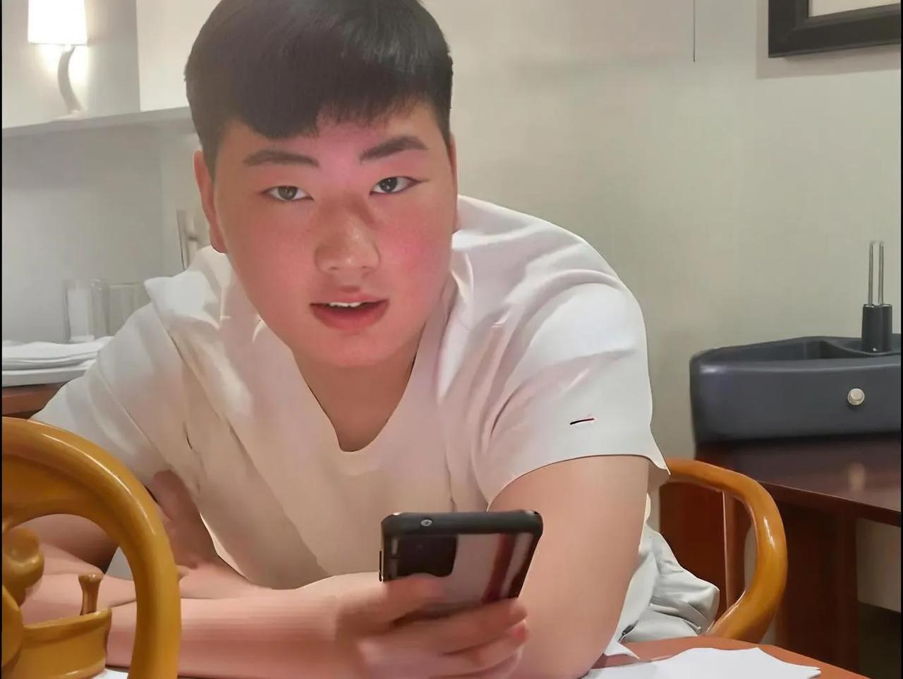 #朱之文的儿子到底是一个什么样的人#据描述，朱单伟不抽烟、不喝酒、不赌博，且在感