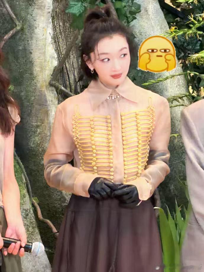 周冬雨外表小猫内心老虎花儿与少年 导演对周冬雨说小猫是别人眼里的她，老虎才是她自