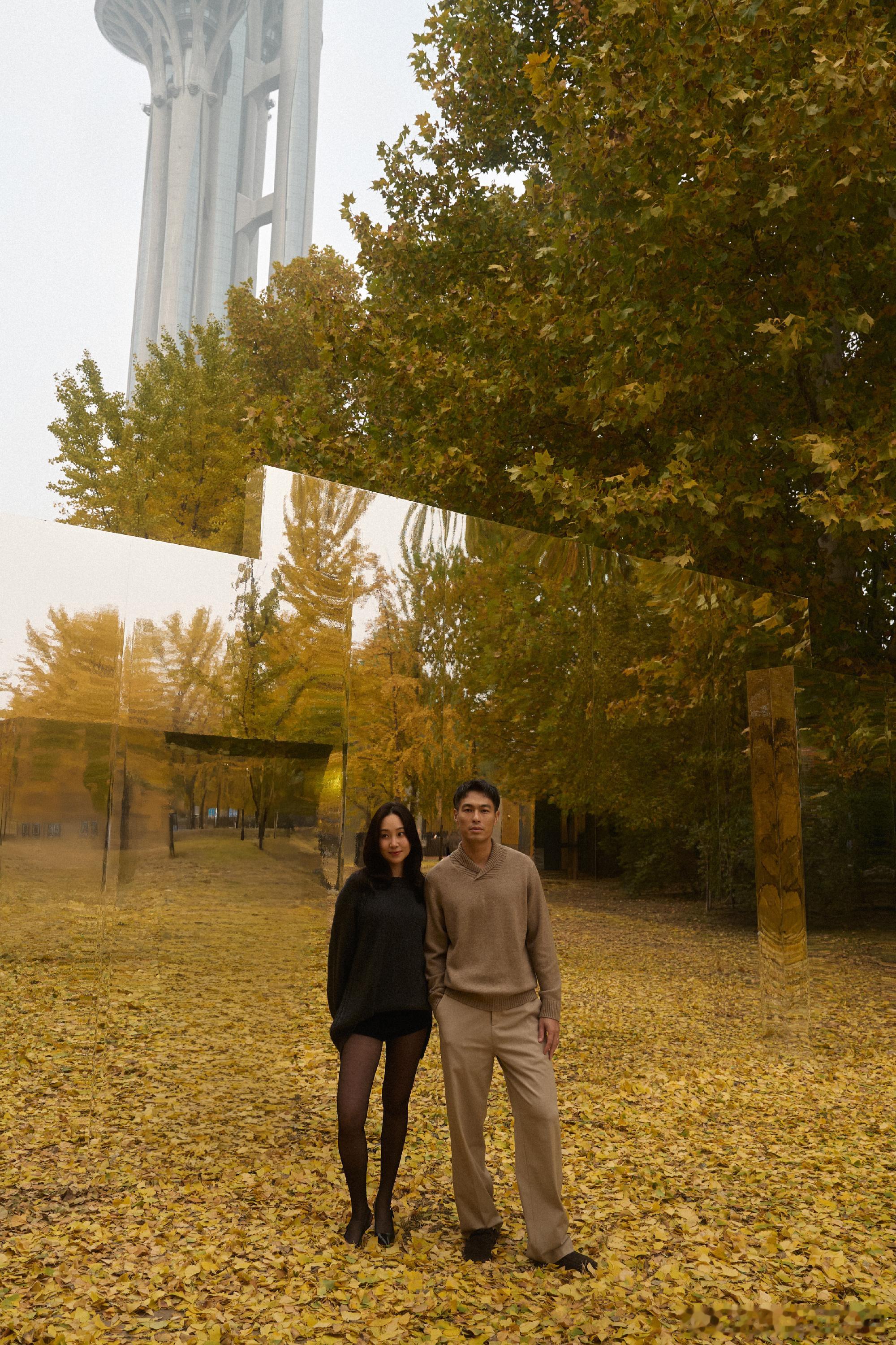 和阿梅出席活动，秋装太有feel！阿梅细跟鞋揉深秋温柔，Yo阔腿裤藏松弛感，把自