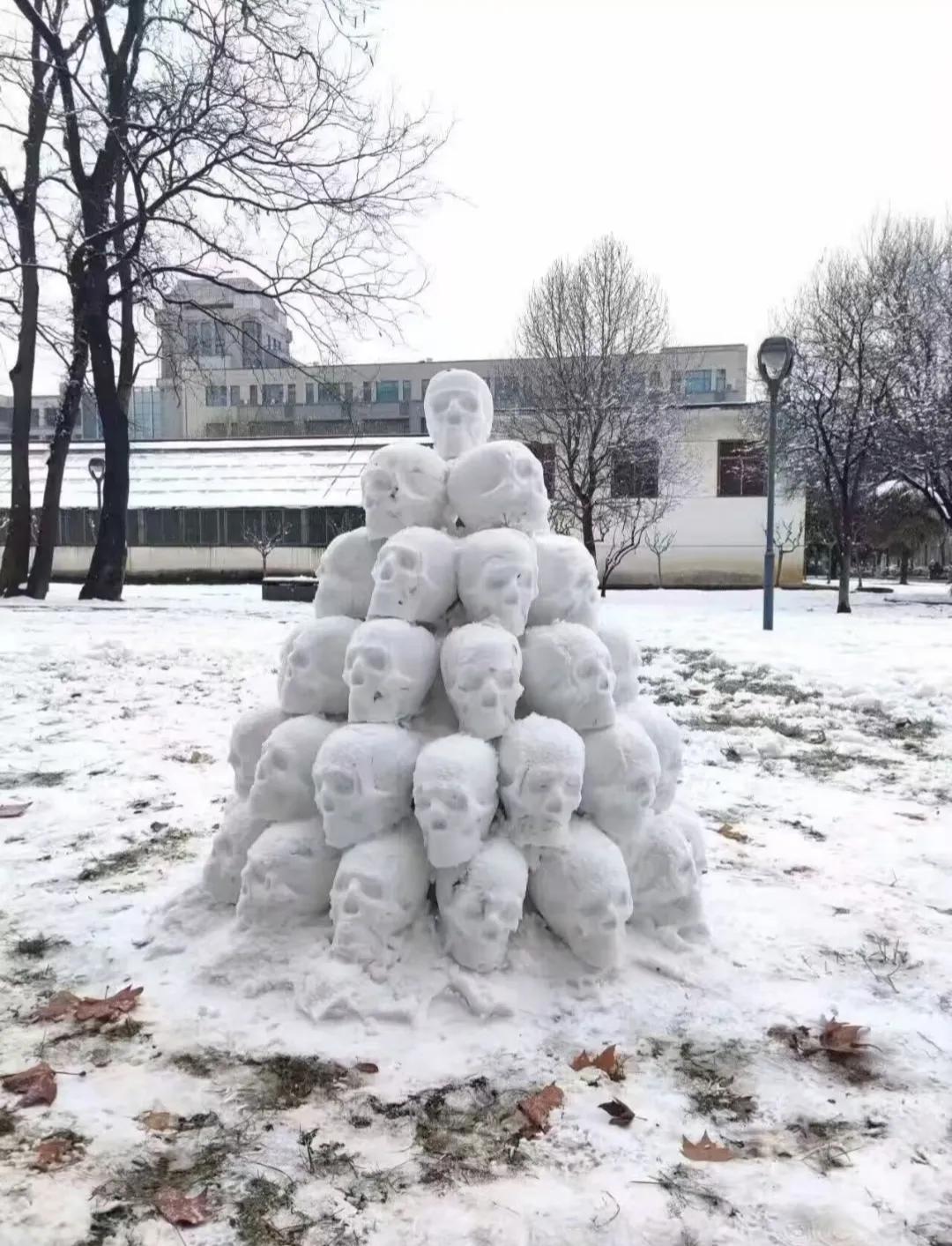 论堆雪人，还得是大学生懂！