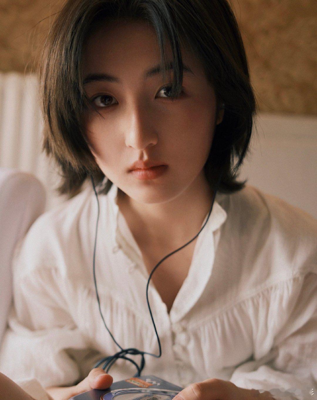 欧阳娜娜和张子枫版金宣虎wink笑挑战太甜了！两人歪头wink对视一笑，枫枫还偷