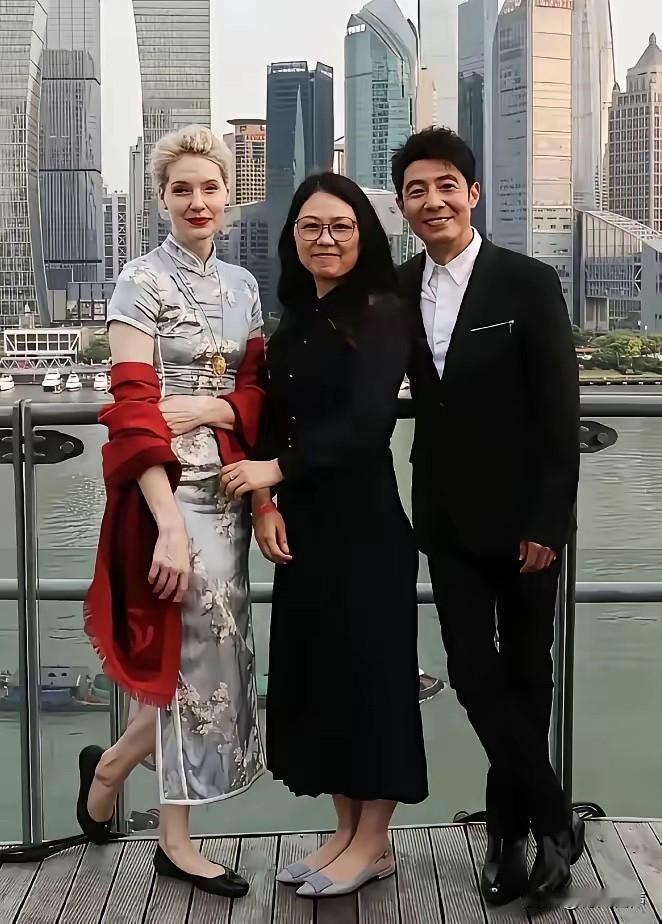 欧美人确实是花期很短，尤其是女人。看看撒贝宁的妻子李白就知道了，这是他们夫妻与友