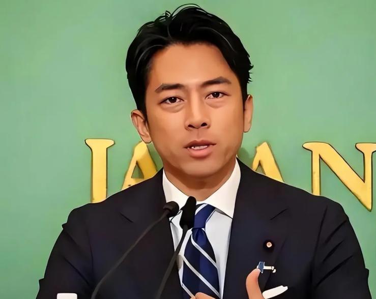 小泉进次郎可是急了，说咱们的歼15照射他们的F15，而且还是开雷达照射3分钟，要