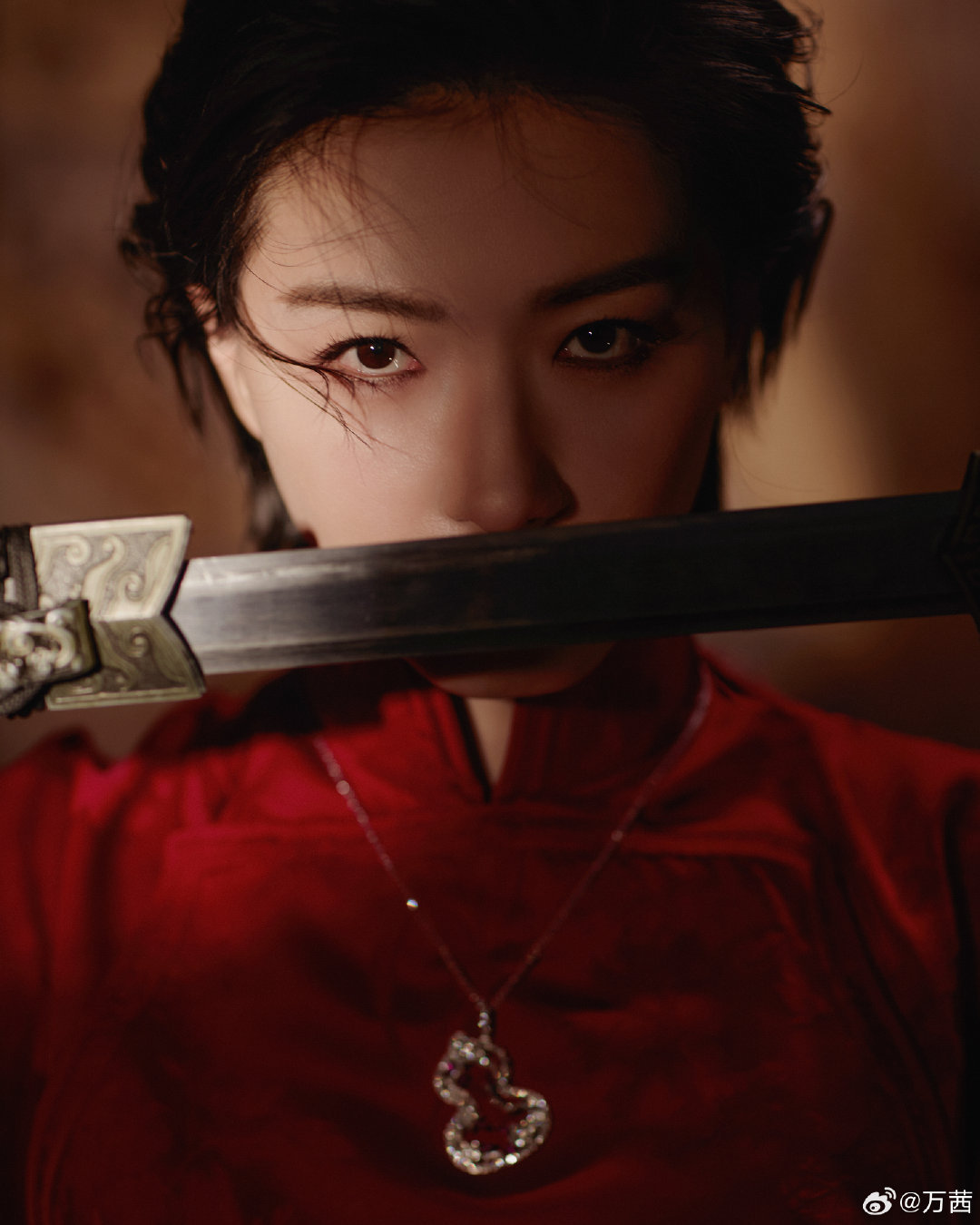 万茜持剑完全女侠级别一剑在手，江湖我有✨万茜这组持剑造型真的杀疯了！！身段利落干