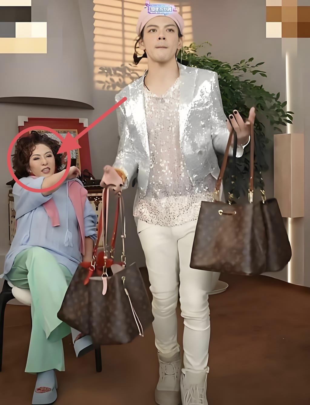 68岁的向太
给所有中年女人提了个醒！
家里有钱没用，生儿子也没用，唯一有用的是