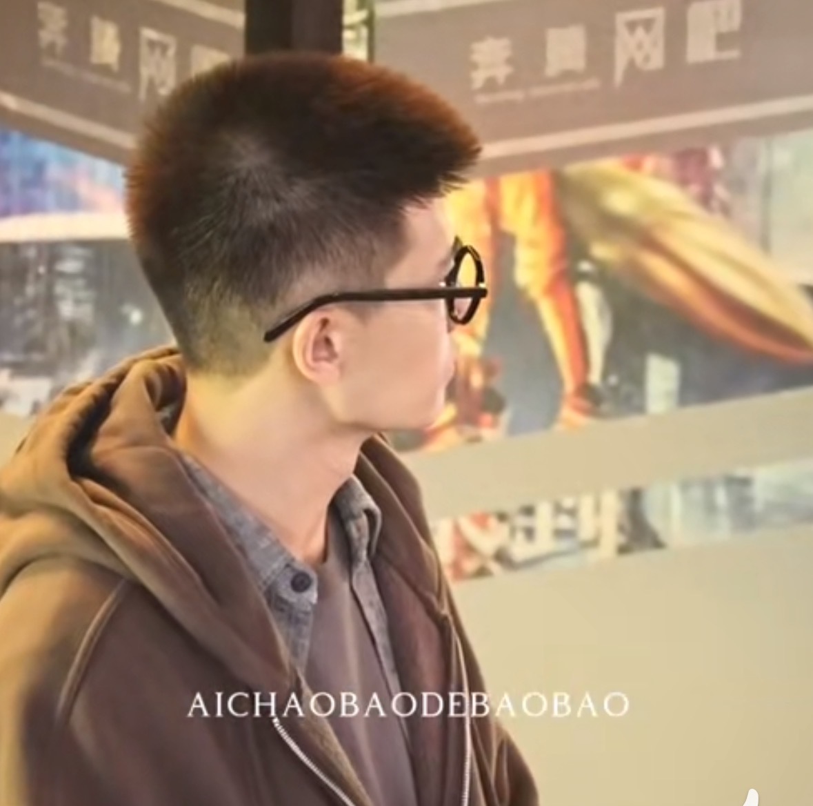 任嘉伦深渊游戏戴眼镜路透任嘉伦深渊游戏眼镜造型任嘉伦深渊游戏眼镜造型，帅的，[抱