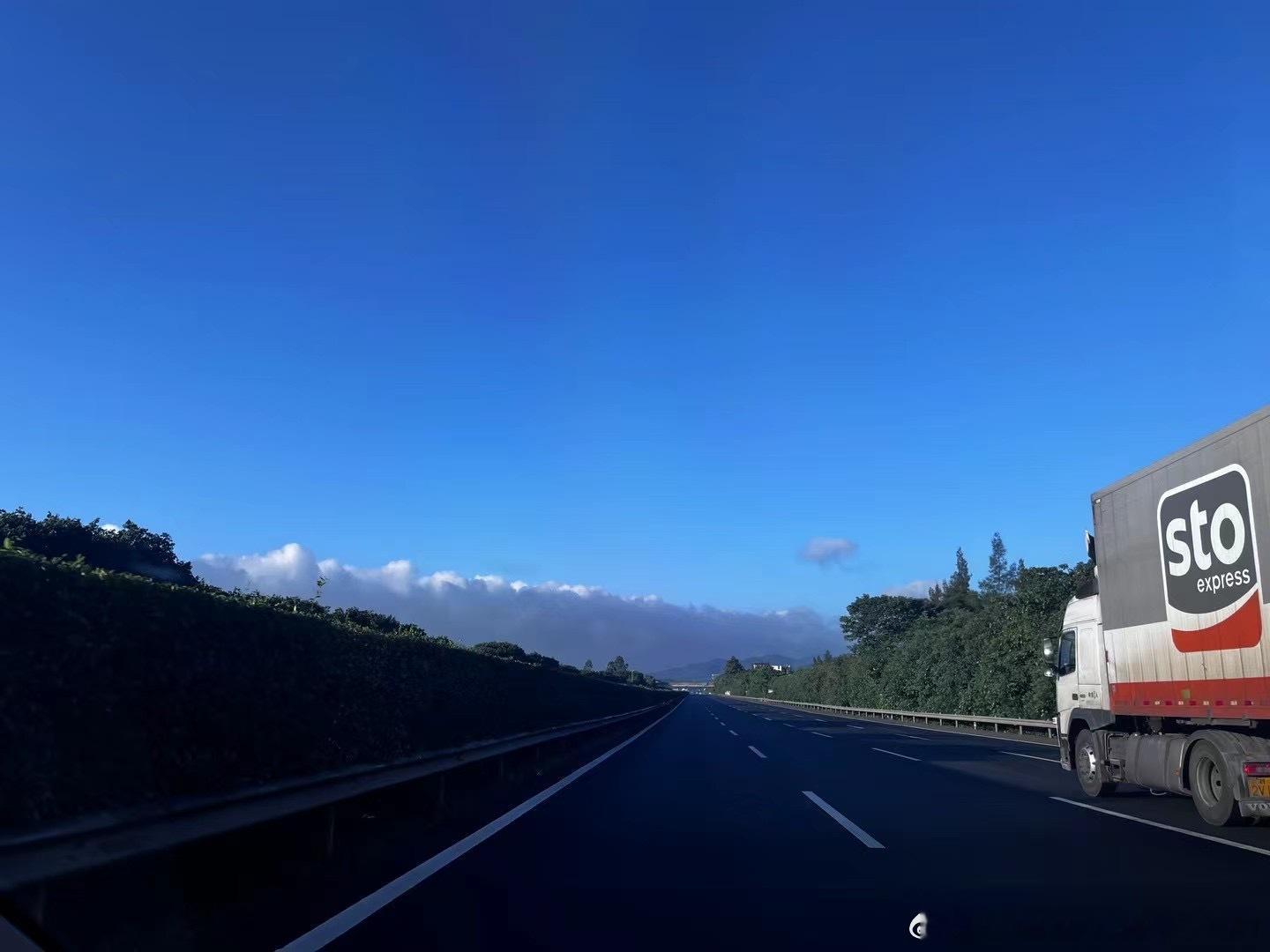 山高自有风景在，心宽便是百事欢！敬生活的暗淡，也敬人间的灿烂。 ​ ​​​ps：